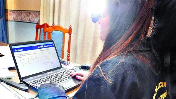 Una mujer policía sedujo a un prófugo por Facebook y lo at