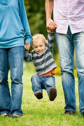 Tirar de los brazos de los niños puede causar lesiones