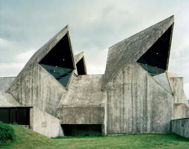 Monumentos que parecen del futuro abandonados, Ex Yugoslavia