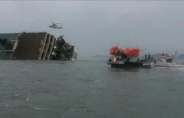 Barco con 472 personas a bordo se hunde en Corea del Sur