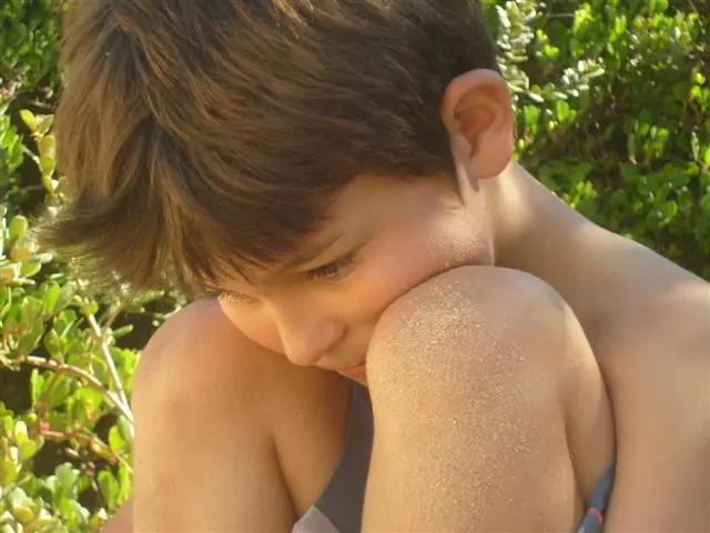 Se porta mal para llamar la atención