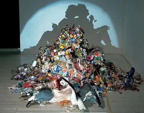El arte de proyectar sombras con basura