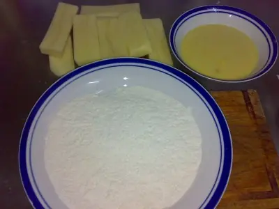 Muslo relleno con bloques de papa y salsa de mostaza