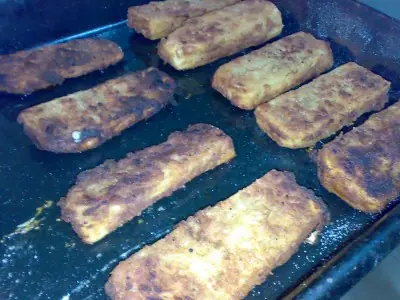 Muslo relleno con bloques de papa y salsa de mostaza
