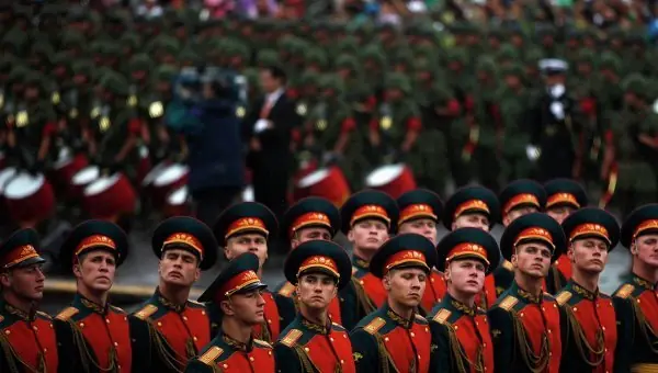 Militares rusos desfilan en el Día de Independencia de Méx