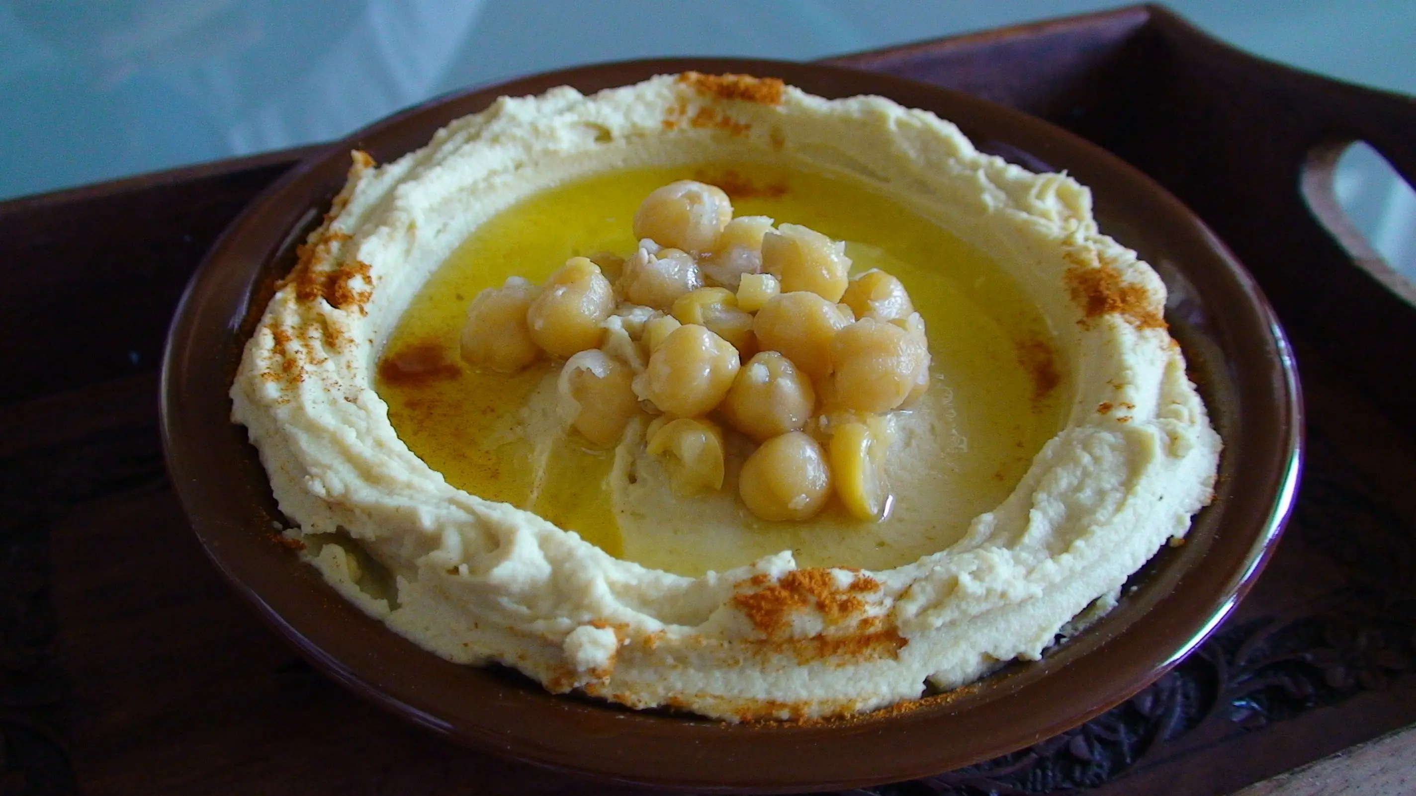 Ernesto Colman Recetas prepara hummus