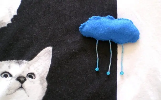 Broche nube con lluvia