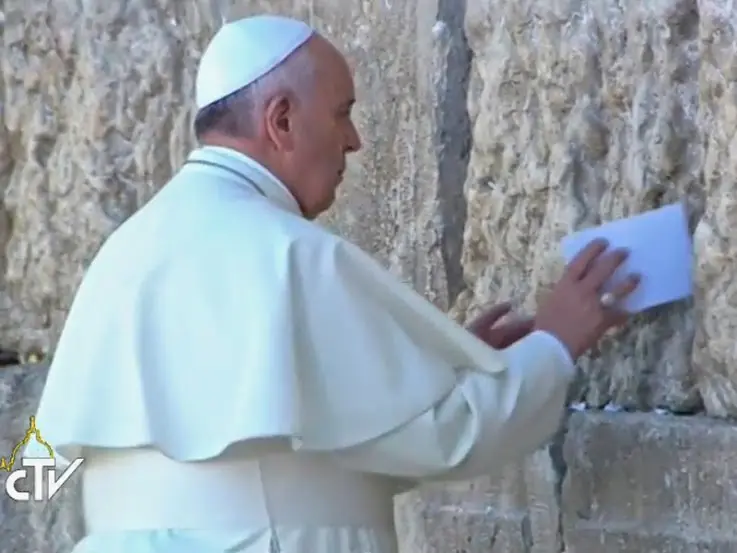 El papa reza en Muro de los Lamentos