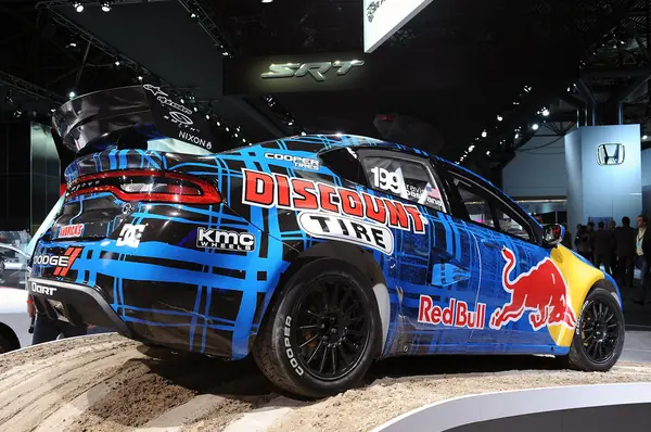 Travis Pastrana prueba a fondo el nuevo Dodge Dart (vídeo).