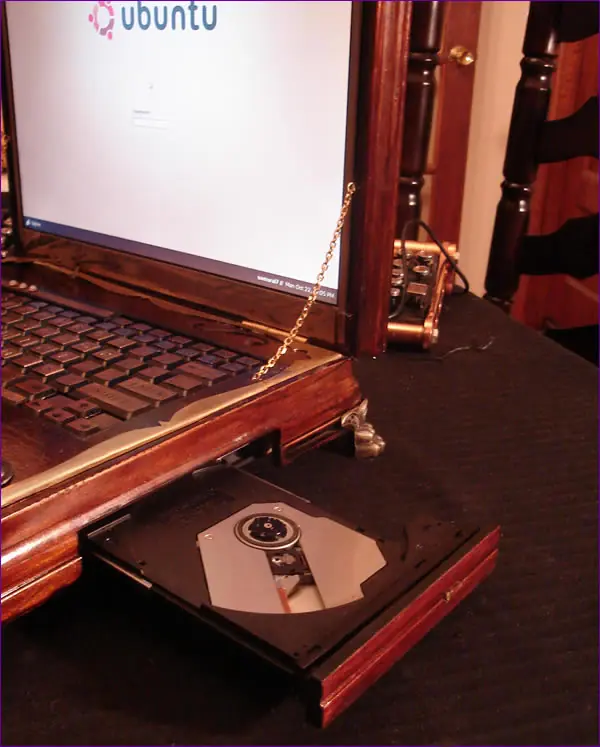 Pc Portátil con apariencia del siglo XIX, muy buena!