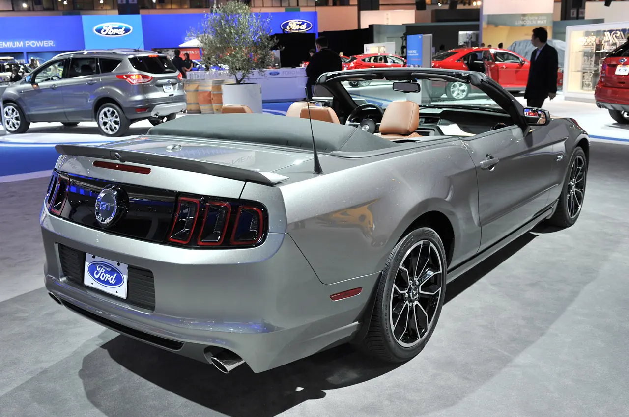 Ford Mustang GT y Boss 302 en el Salón de Los Ángeles 2011