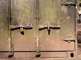 Creepypasta - Un día en la escuela y la Puerta De Metal