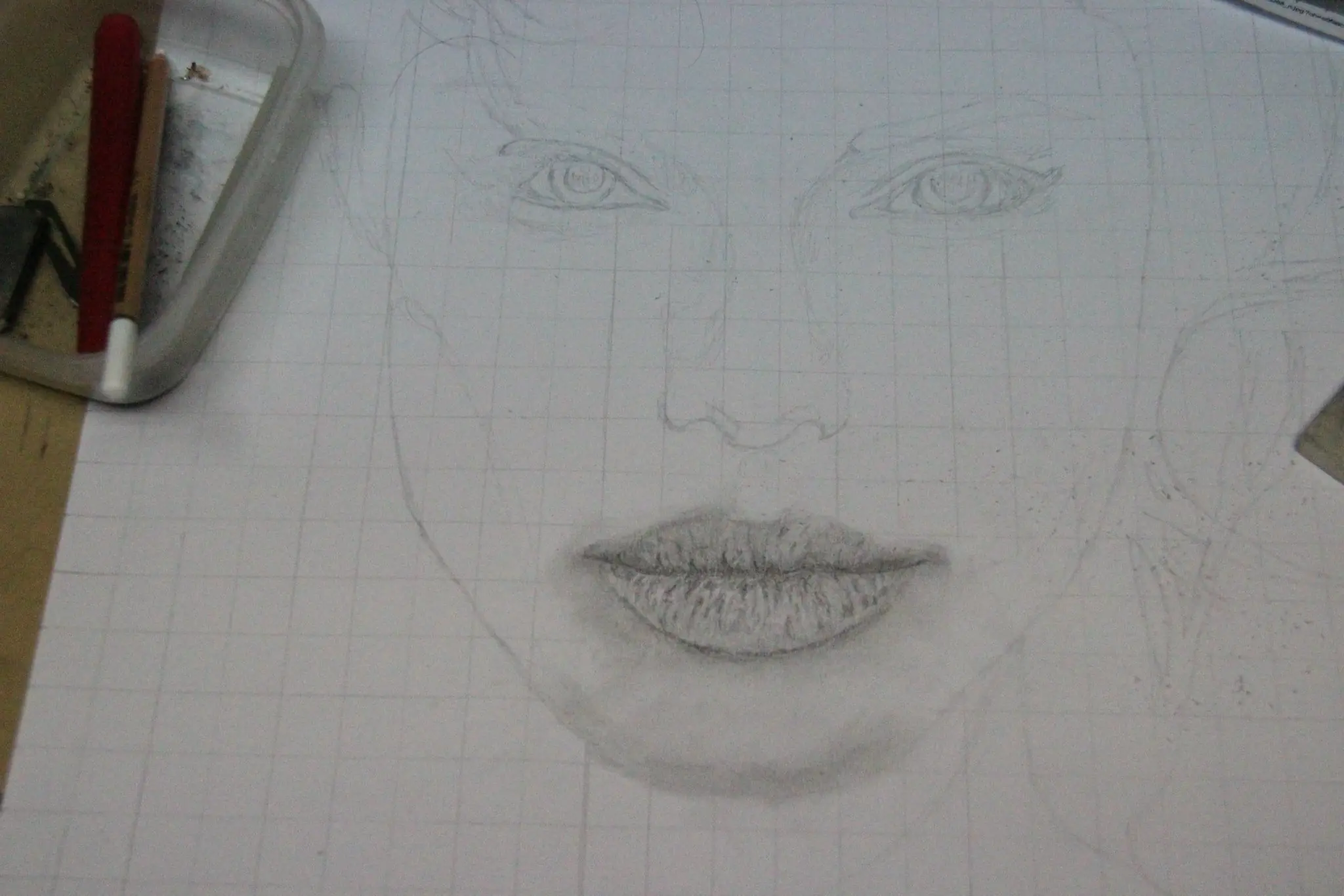 Retrato a lápiz Angelina Jolie y un covercito en piano