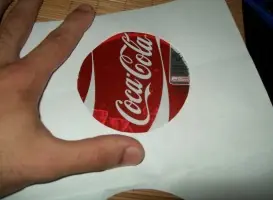 Posavasos con latas de refresco