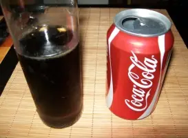 Posavasos con latas de refresco