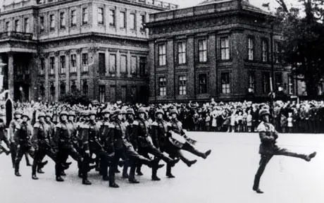 Marcha de San Lorenzo y nazis desfilando por Paris