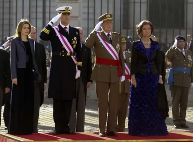 Abdicó el rey Juan Carlos de España en favor de su hereder