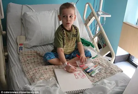 Niño dibuja para costear los gastos médicos de su cáncer