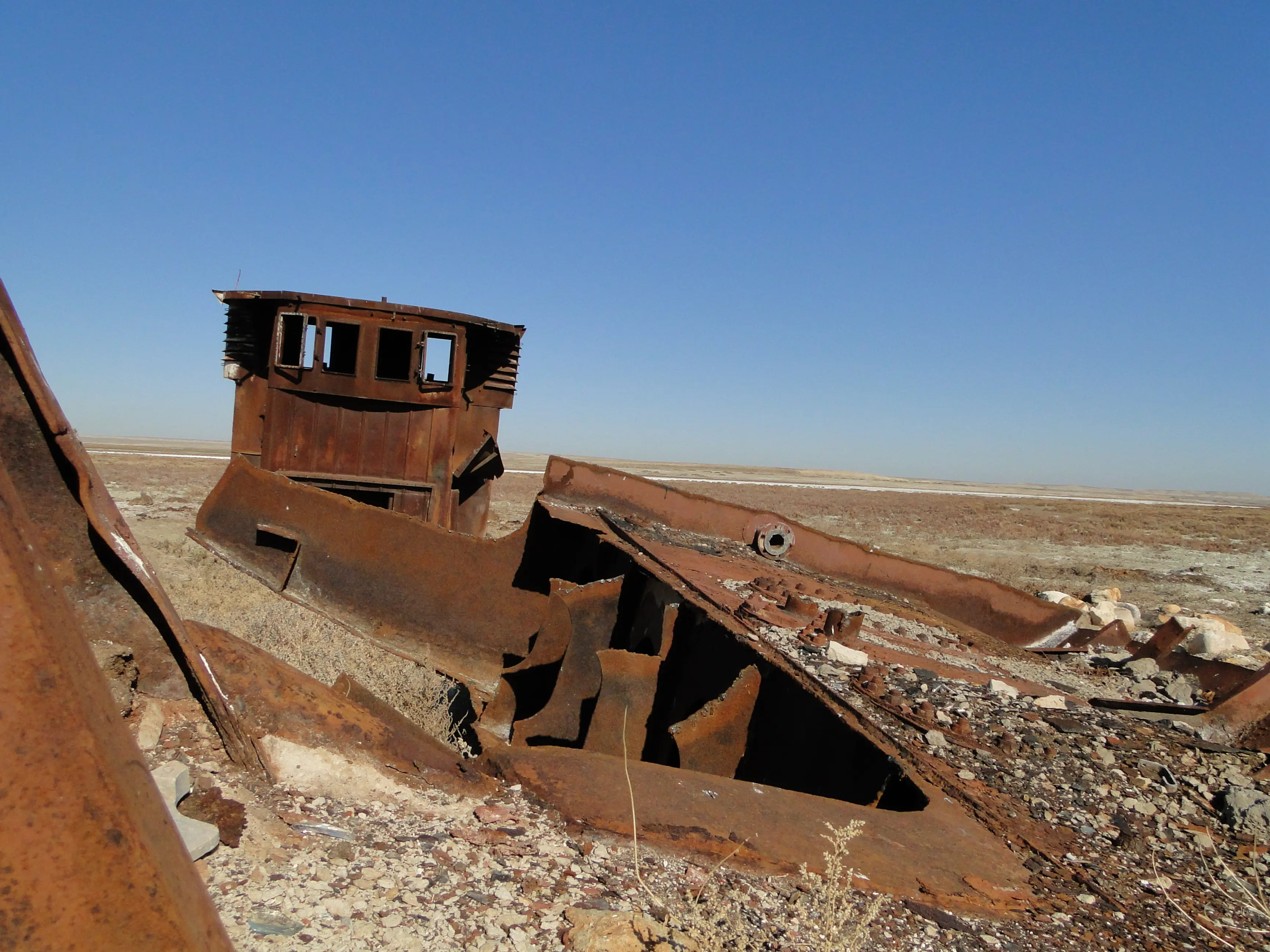 Barcos abandonados en un mar muerto