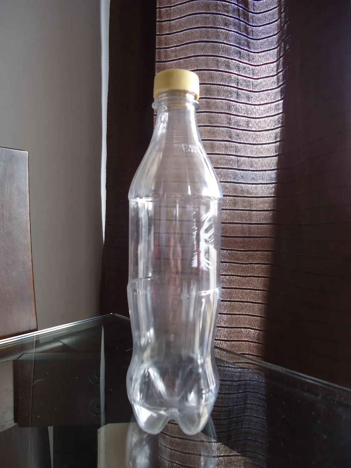 Cucha de perros con botellas de Coca