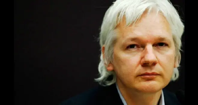 Julian Assange Sobre El Iphone, Blackberry y Gmail...