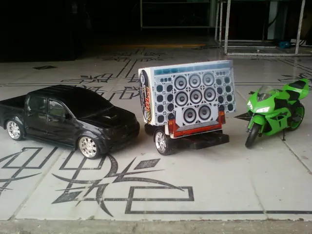 Miniaturas Con Equipos de Sonido..