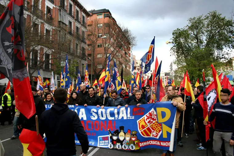 Miles de personas marchan en España por un referéndum
