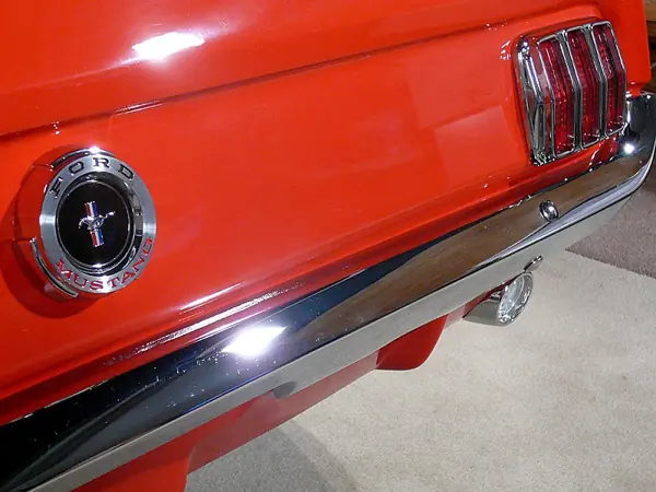 Ford Mustang convertido en un pool