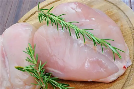 Lavar el pollo antes de cocinarlo no es bueno para la salud