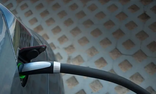 Nissan se une a BMW y Tesla para autos eléctricos