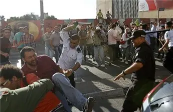 Periodista palestino golpeado y detenido por la policía de