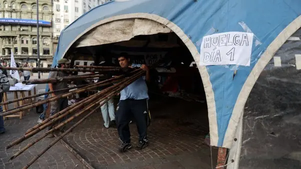 Regalarle todo a los villeros no es la solución