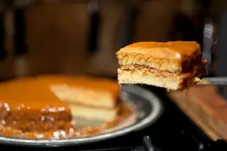 Pastel de dulce de leche con nuez molida