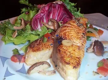 Surubí escabechado con hojas verdes