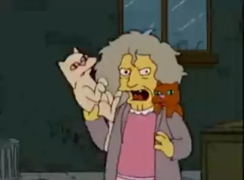 Video: la vieja loca de los gatos existe!