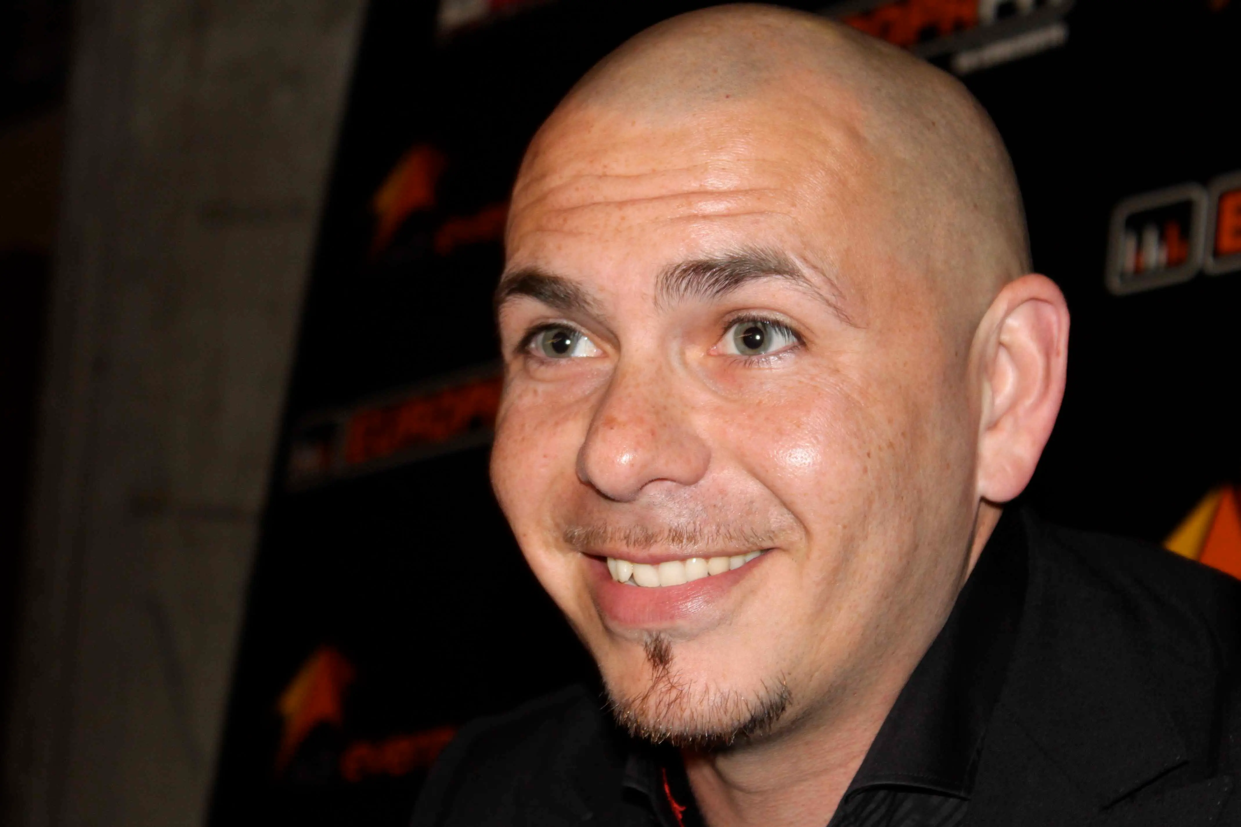 Así se veía pitbull con cabello