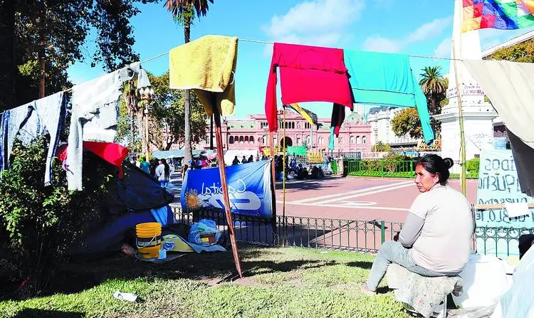 La Plaza de Mayo está tomada por los campamentos de protest