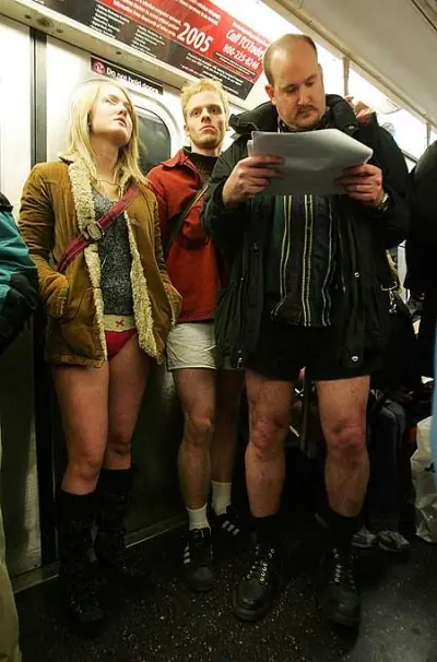 2500 personas sin pantalones....  [Apto]