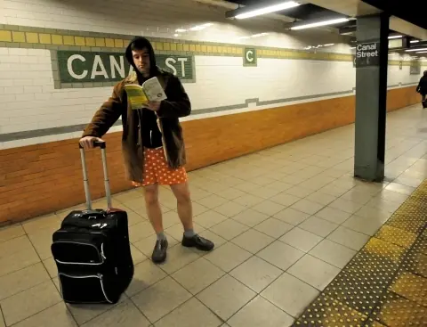 2500 personas sin pantalones....  [Apto]