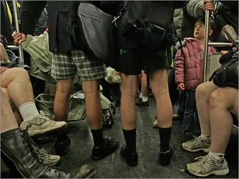2500 personas sin pantalones....  [Apto]