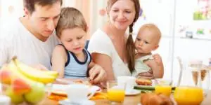 Comer en familia podría evitar la obesidad en los niños