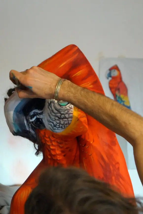 No es un pájaro,es una mujer: arte corporal