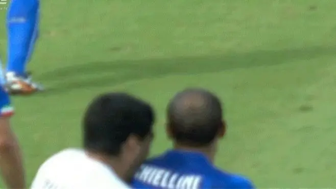 Video que "prueba" que Suárez mordió a Chiellini es trucho