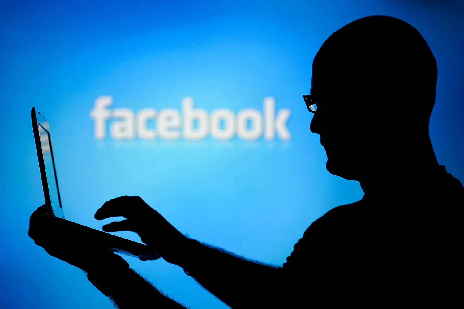 Vídeo que demuestra lo falsos que somos en Facebook