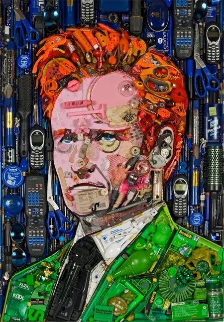 Mosaicos de famosos con materiales de lo más diversos