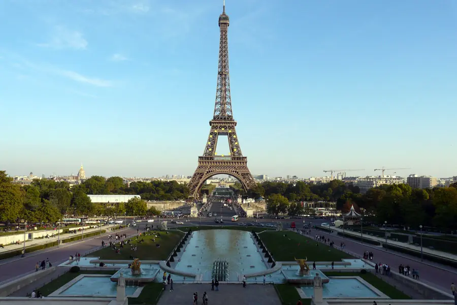 Si vas a Francia no comas la Torre Eiffel