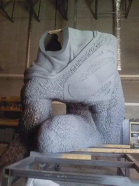 Construyen estatua gigante de Superman