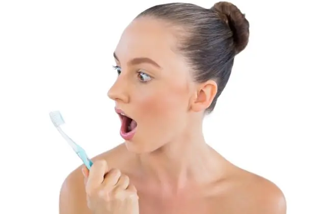 8 cosas desagradables que viven en tu cepillo de dientes