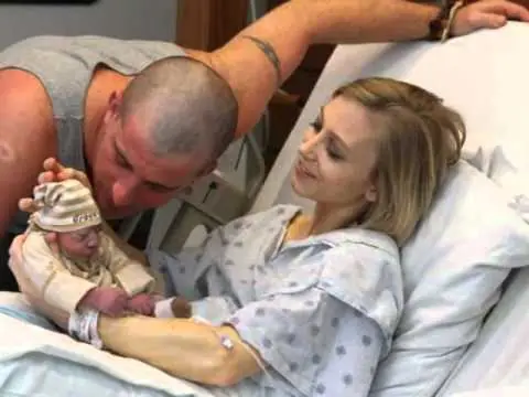 Madre publica fotos de hijo con mal congénito y la eliminan