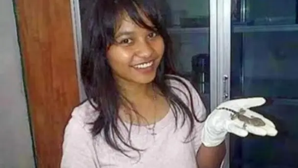 Joven indonesia da a luz una lagartija